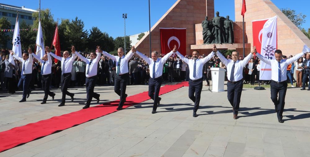 Atatürk Üniversitesi 65’nci akademik açılışında hocalar Bar öğrenciler alkış tuttu