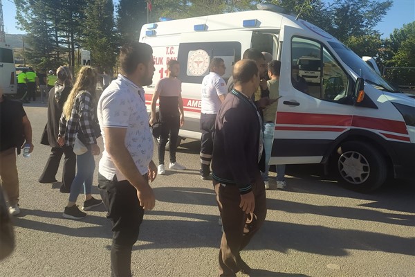 İşçi taşıyan servis midibüsü kamyonetle çarpıştı: 17 yaralı