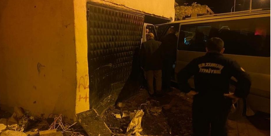Erzurum'da Kontrolden çıkan ticari araç garaja girdi