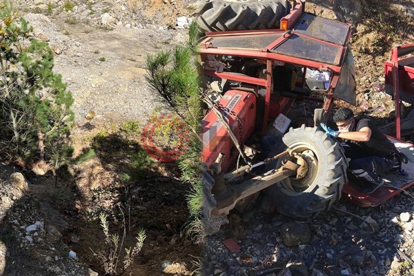 Traktör devrildi, 1 kişi öldü 2 kişi ağır yaralandı