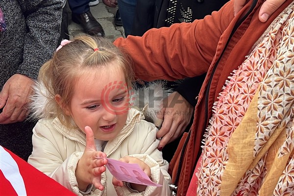 Yürekler dağlandı: Babasının fotoğrafını annesine işte böyle gösterdi
