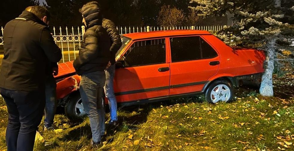 Erzurum'da Islak zeminde kayan araç refüje çıktı