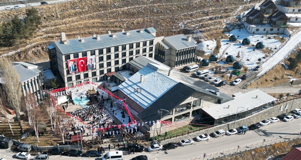 PALANDÖKEN’İN YENİ YILDIZI: SNOWDORA KAYAK OTELİ