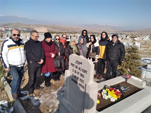 Prof.Dr.Kurt Mezarı başında anıldı