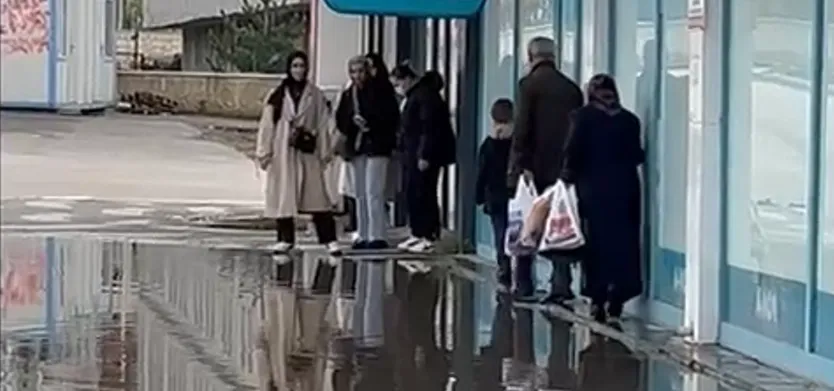 Erzurum’da Alışveriş Merkezlerinin Önü Adeta Göle Döndü: Vatandaşlar ve Esnaf Çözüm Bekliyor