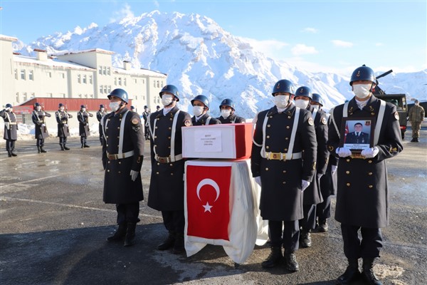 Köylülerin cenazesini almak için seferber olduğu asker memleketine uğurlandı