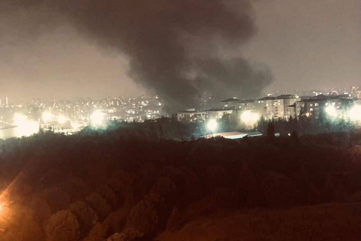 Lastikçi dükkanında yangın, lastikler alev alev yandı
