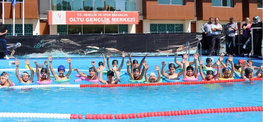 Oltulu çocuklar yüzme havuzuna kavuştular