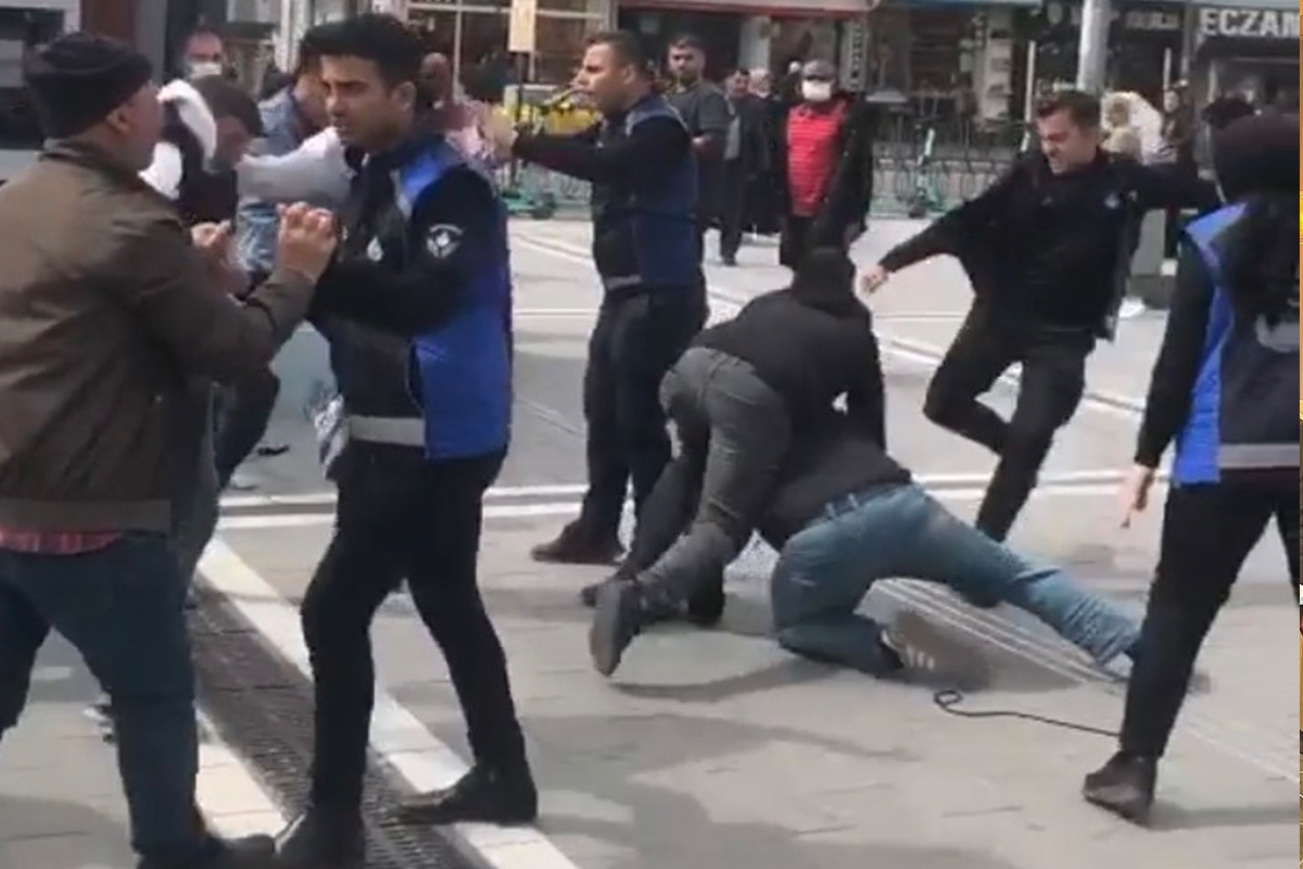 Zabıta ve seyyar satıcılar arasında kavga çıktı! Ortalık bir anda savaş alanına döndü